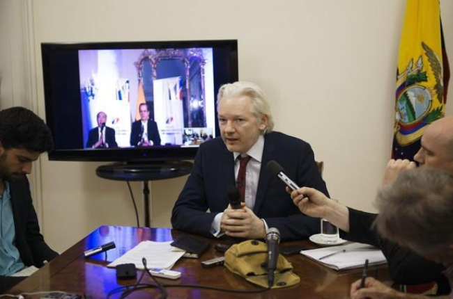 Imagen de archivo de Assange durante una rueda de prensa en la embajada de Ecuador.-EFE