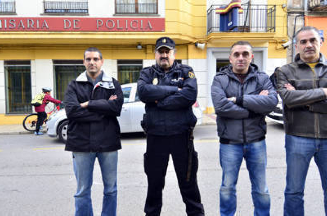 Los cuatro representantes sindicales Raúl Izquierdo, Manuel Golf, Alfonso Agüera y Jesús Martínez, ayer, frente a la actual Comisaría de la ciudad. / ÁLVARO MARTÍNEZ-
