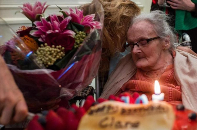 La periodista Clare Hollingworth el día que cumplió 105 años de edad.-AFP / ANTHONY WALLACE