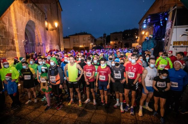 Salvo contadas excepciones, todos los atletas cumplieron con la obligatoriedad de llevar la mascarilla en la salida de la Carrera de Navidad. GONZALO MONTESEGURO