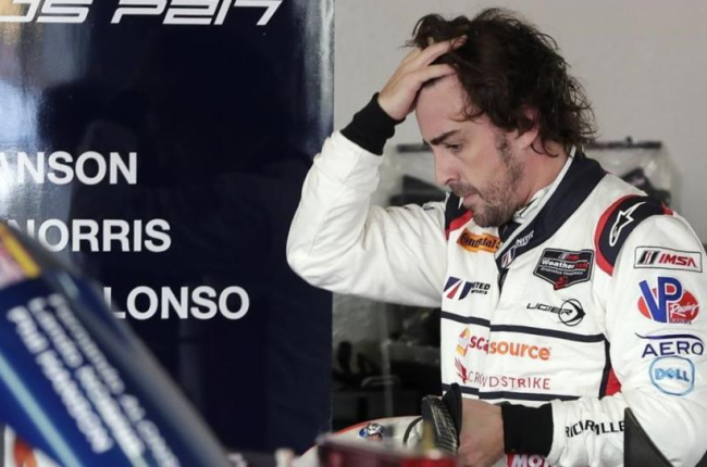 Fernando Alonso se baja de su coche en Daytona (EEUU).-AP / JOHN RAOUX