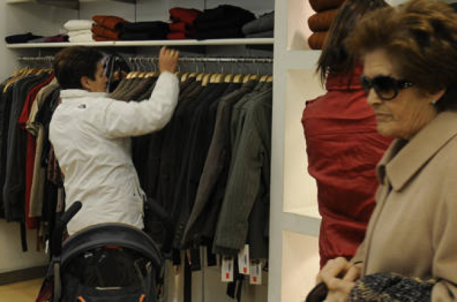 Gente comprando ropa en una tienda de la capital. / A. M. -