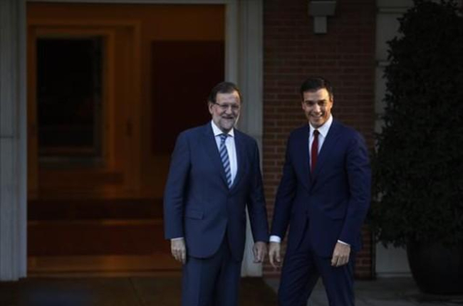 Mariano Rajoy y Pedro Sánchez, en una reunión que celebraron en el palacio de la Moncloa.-AGUSTÍ CATALÁN