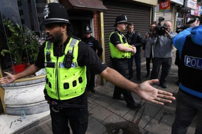 Policías ante una de las vivendas registradas en Birmingham.-AFP / PAUL ELLIS