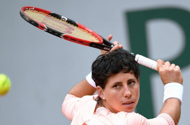Carla Suárez, durante el partido contra Putintseva, en Roland Garros.-AFP / MARTIN BUREAU
