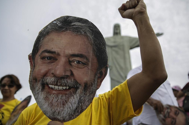 Un manifestante seguidor de Lula usa una máscara con la imagen del expresidente, en un acto a favor de su liberación, el 14 de abril, en Río de Janeiro.-EFE / ANTONIO LACERDA