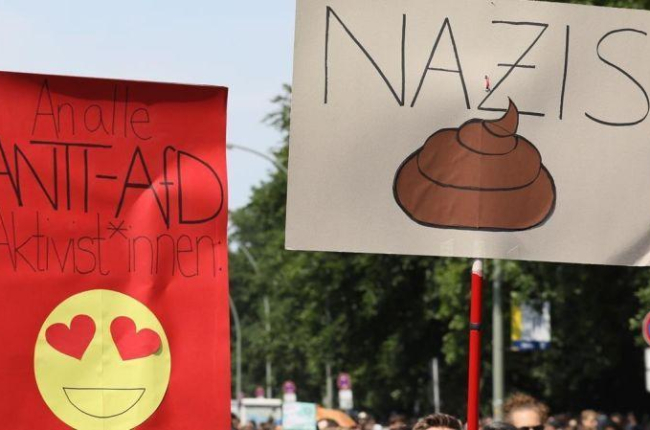 Decenas de miles de personas salieron a las calles de Berlín para contrarrestar la protestas convocada por la ultraderechista Alterantiva para Alemania (AfD).-EFE / HAYOUNG JEON