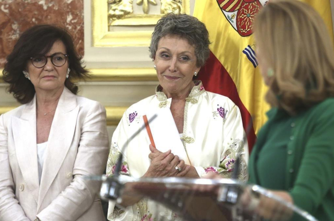 Rosa María Mateo (en el centro), el pasado 30 de julio, cuando asumió el cargo de administradora única provisional de RTVE.-DAVID CASTRO