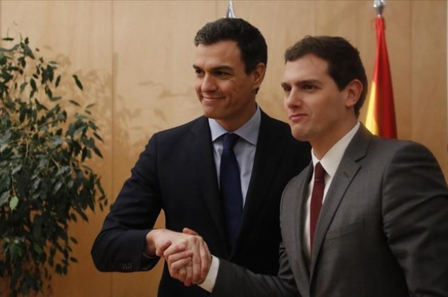 Los líderes del PSOE y de Ciudadanos, Pedro Sánchez y Albert Rivera, en una reciente reunión en el Congreso.-AGUSTÍN CATALAN
