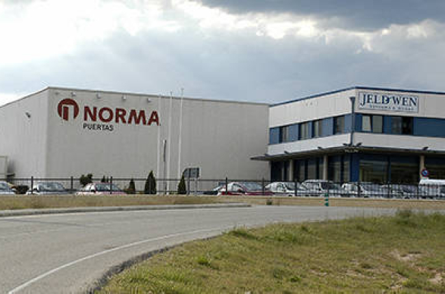Fábrica de Puertas Norma, en San Leonardo. / ÁLVARO MARTÍNEZ-