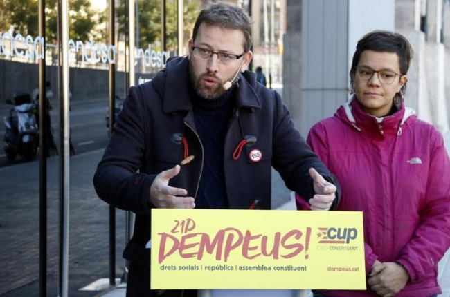 Los diputados de la CUP Vidal Aragonés y Natalia Sánchez, en un mitin la pasada campaña electoral.-JORDI PUJOLAR (ACN)