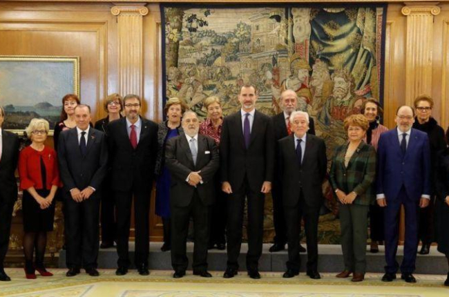 EL rey Felipe, este martes en la Zarzuela, recibe en audiencia a la junta directiva de la Asociación de exdiputados y exsenadores de las Cortes Generales.-EFE / CHEMA MOYA