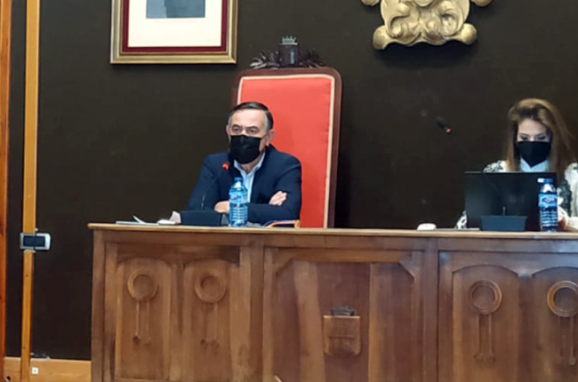 Antonio Pardo en un pleno de El Burgo de Osma.-ANA HERNANDO