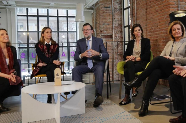 El presidente del Gobierno en funciones, Mariano Rajoy, y la ministra de Empleo, Fátima Báñez, en un acto con mujeres emprendedoras.-JUAN MANUEL PRATS