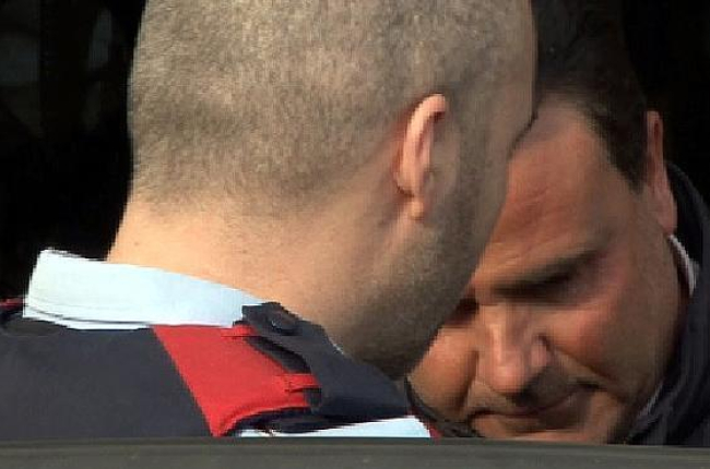 Imágenes del presunto homicida, de una mujer desaparecida en Els Pallaresos, en su traslado a prisión.-