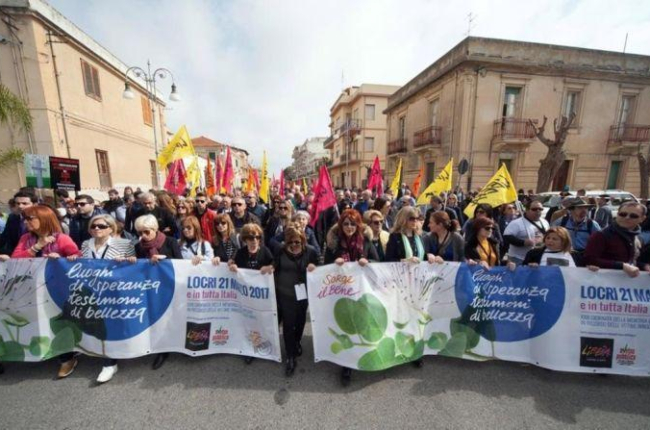 Manifestantes protestan contra la mafia en Locri (Italia), el 21 de marzo.-EFE / MARCO COSTANTINO