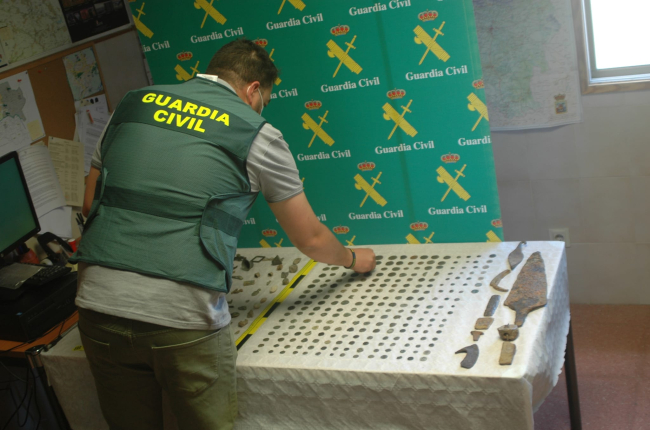 Bienes incautados por la Guardia Civil en el presunto expolio de Calderuela. HDS