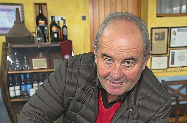 Wenceslao Gil posa con tres de sus vinos en el interior de la tienda de la bodega Vega Saúco.-M.T.
