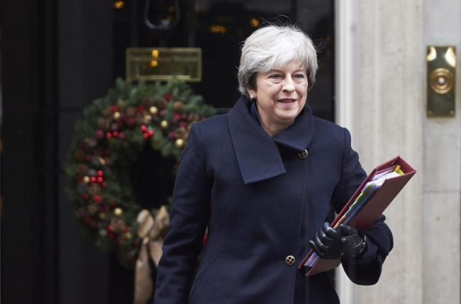 La primera ministra británica, Theresa May, abandonando la residencia gubernamental de Downting Street.-AFP