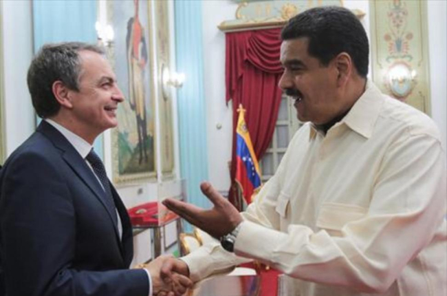 Zapatero saluda a Maduro, en el palacio presidencial de Miraflores, el pasado miércoles en Caracas.-AFP / PRESIDENCIA DE VENEZUELA / FRANCISCO BATISTA