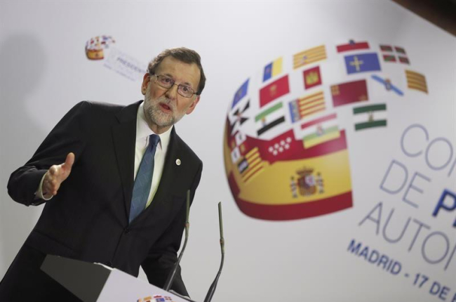 El presidente del Gobierno, Mariano Rajoy, durante la rueda de prensa ofrecida al término de la VI Conferencia de Presidentes Autonómicos celebrada hoy en el Salón de Pasos Perdidos del Senado.-EFE / JAVIER LIZÓN