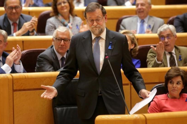 Mariano Rajoy y, a su izquierda, Soraya Sáenz de Santamaría, este martes en la sesión de control en el Senado. /-JOSE LUIS ROCA