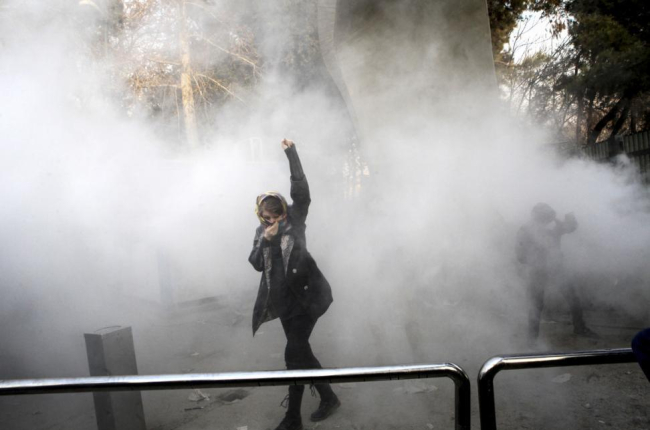 Un manifestante durante una de las protestas cerca de la Universidad de Teherán.-AP