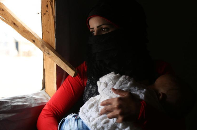 Una madre siria con su bebé desnutrido y enfermo.-NOUR WAHID / SAVE THE CHILDREN