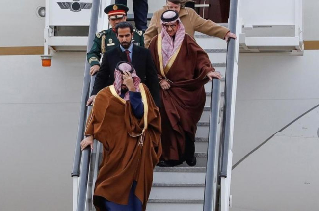 El príncipe heredero saudí, Mohamed Bin Salman, llega a Torrejón de Ardoz (Madrid), este jueves.-/ EFE / EMILIO NARANJO