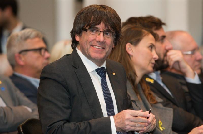 El expresidente de la Generalitat catalana Carles Puigdemont asiste al acto que 200 alcaldes independentistas celebran en Bruselas, Bélgica, el 7 de noviembre del 2017, para apoyar al cesado Gobierno catalán.-EFE/Stephanie Lecocq