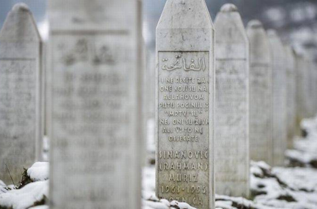 Tumba de Muriz Sinanovic (1963-1995), uno de los 8.000 musulmanes asesinados en Srebrenica, en el cementerio-memorial de Potocari, en las afueras de Srebrenica, el 7 de marzo.-Foto: AP / SULEJMAN OMERBASIC