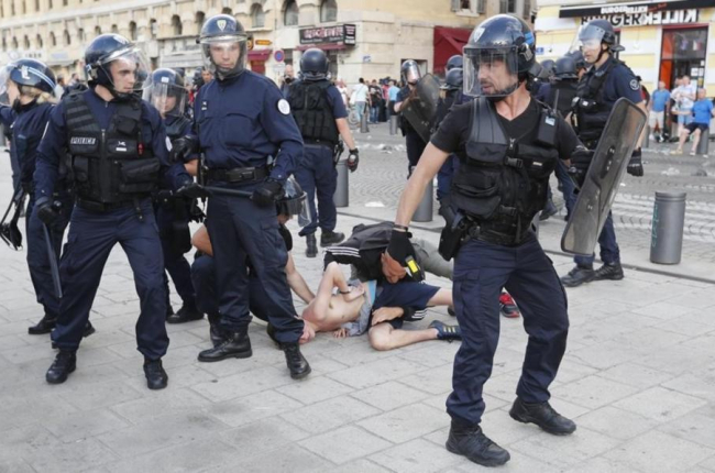 La policía francesa intenta frenar a un 'hooligan', el sábado en Marsella.-AP / DARKO BANDIC
