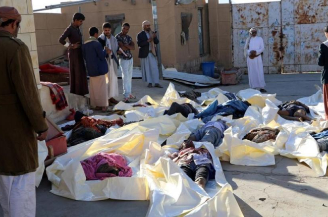 Los cadáveres de las personas muertas en el bombardeo en el norte de Yemen.-/ NAIF RAHMA / REUTERS