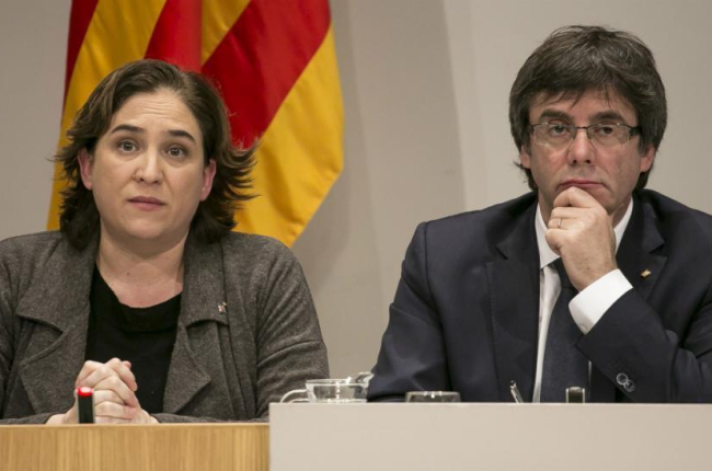 Ada Colau y Carles Puigdemont.-ARCHIVO / JOAN CORTADELLAS