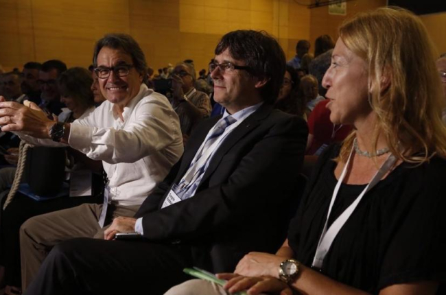 Artur Mas, Carles Puigdemont y Neus Munté, en el congreso de refundación de CDC el 8 de julio del 2016.-JULIO CARBÓ