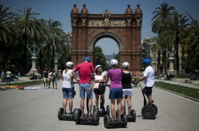 Turistas junto al Arc de Triomf de Barcelona-EL PERIÓDICO / ARCHIVO