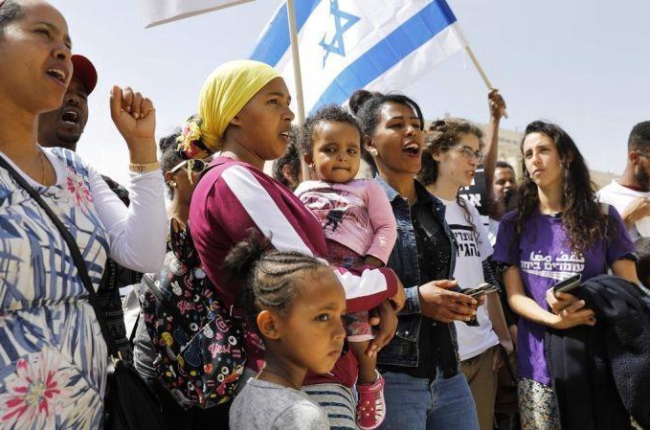 Inmigrantes africanos en Israel y ciudadanos israelíes protestan este martes en Jerusalén contra las políticas migratorias del Gobierno de Netanyahu.-MENAHEM KAHANA / AFP