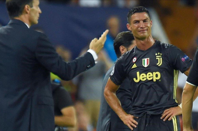 Cristiano Ronaldo tira la camiseta de la Juventus al suelo, y