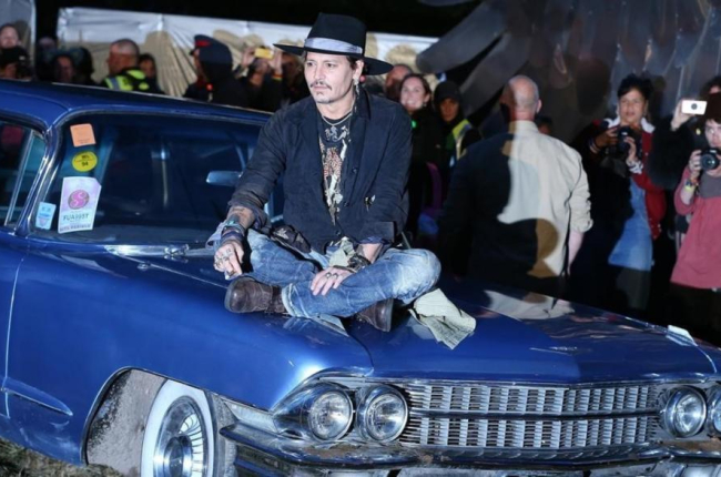 El actor estadounidense Johnny Depp, posando sobre un coche, esta noche en el festival de Glastonbury, en Inglaterra.-EFE / NIGEL RODDIS