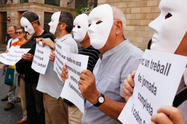 Acción reivindicativa de Cáritas en plaza Sant Jaume para denunciar la precariedad laboral y exigir un trabajo decente.-ÁLVARO MONGE (EL PERIÓDICO)