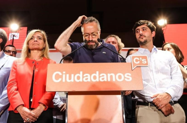 Juan Carlos Girauta se dirige a los militantes de Ciudadanos, la noche electoral del 26-J.-ROBERT RAMOS
