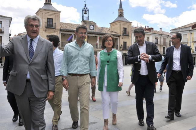 Posada, Catalá, Angulo, Peregrina y López Represa en la plaza Mayor burgense.-VALENTÍN GUISANDE