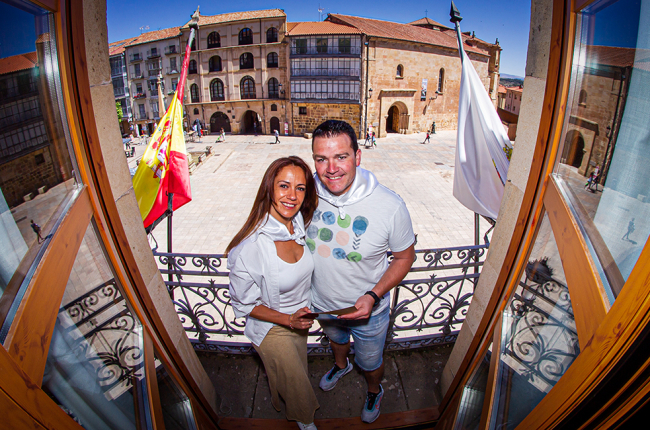 Los pregoneros de 2022, Silvia del Río y Eloy Lafuente, Jurados de La Blanca, ayer en el balcón del Ayuntamiento. MARIO TEJEDOR