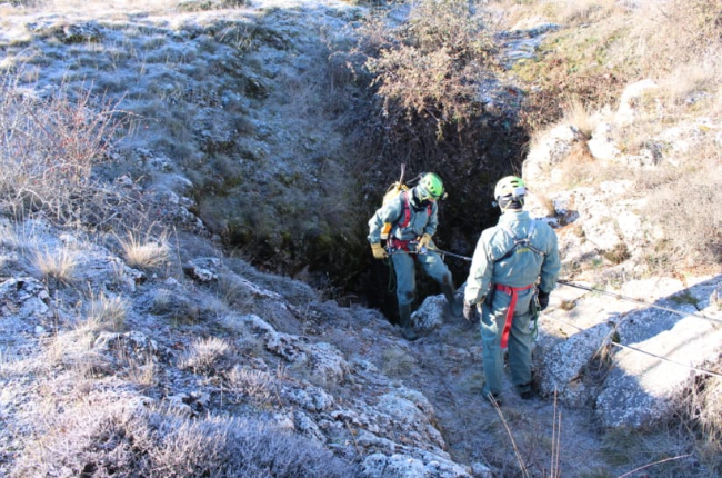 Rescate de los restos humanos por parte de profesionales en la sima de Arbujuelo. HDS