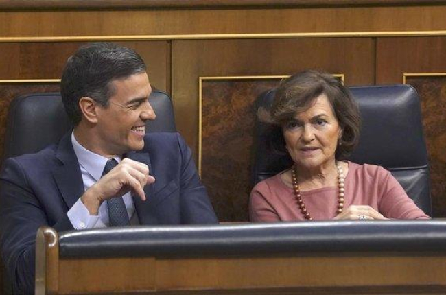 Pedro Sánchez y Carmen Calvo, el pasado martes en el Congreso, durante el debate de investidura.-DAVID CASTRO
