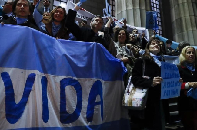 Decenas de personas contrarias a la legalización del aborto se manifiestan en Buenos Aires.  /-DAVID FERNÁNDEZ (EFE)