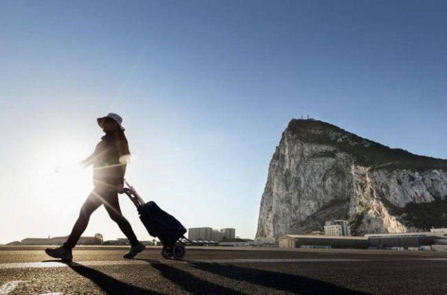 Una mujer camina por La Línea de la Concepción (Cádiz), justo en la frontera entre España y Gibraltar.-AP / DANIEL OCHOA DE OLZA