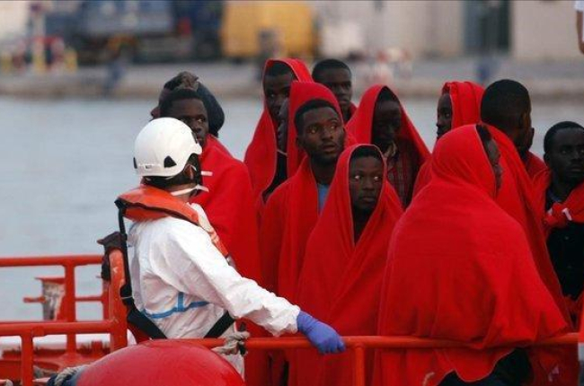 Inmigrantes rescatados de una patera llegados a Málaga el pasado día 8 de agosto.-EUROPA PRESS
