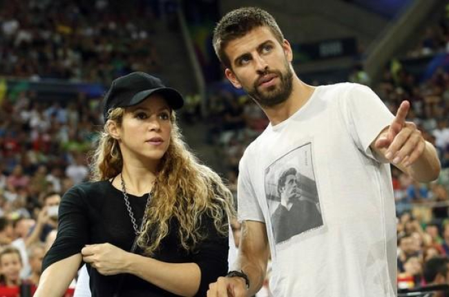 El futbolista Gerard Piqué junto a la cantante Shakira, durante un encuentro del Mundial de Baloncesto.-REUTERS / ALBERT GEA