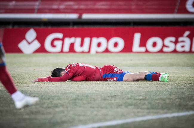Abatimiento total de los jugadores del Numancia tras perder el domingo ante el colista Calahorra, en la imagen Mancebo tendido en el césped. GONZALO MONTESEGURO